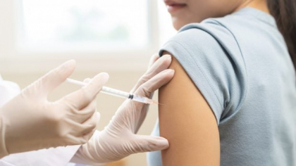 Vaccinul HPV ar putea fi administrat gratuit tinerilor cu vârsta până în 26 de ani