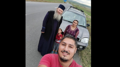 Lecția de bunătate primită de un preot, după două ore pe marginea drumului: „Un tânăr rom mi-a predicat Evanghelia”