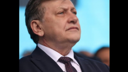 Atitudinea de neutralitate a lui Crin Antonescu, o lașitate, consideră un fost consilier prezidențial. De ce nu alege între Nicușor Dan și George Simion