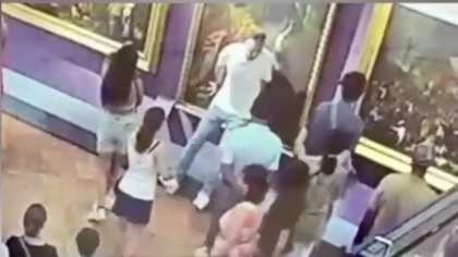 O pictură veche de 300 de ani de la muzeul Ufizi din Florența a fost ruptă de un bărbat care a vrut să fie amuzant pe internet