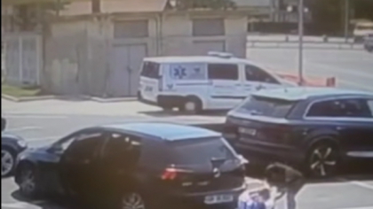 Doi bărbați au încercat să răpească o femeie din parcarea unui supermarket din Bacău, în plină zi. Camerele de supraveghere au surprins totul