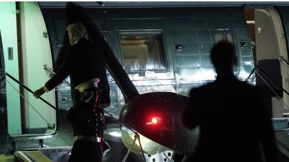Un bărbat care a proiectat un laser pe elicopterul în care era Donald Trump, arestat în SUA. „A pus Marine One în pericol de coliziune”