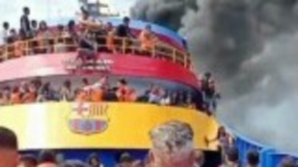 Un feribot a luat foc pe mare, largul coastelor indoneziene. Trei oameni au murit, iar alți 568 au fost salvați. VIDEO