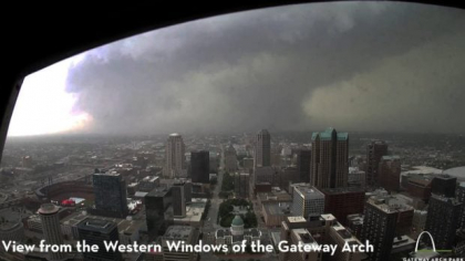 Momentul în care o tornadă uriașă smulge ultimul etaj al unei clădiri rezidențiale din Missouri. Cel puțin 5 oameni au murit și mii de case au fost distruse I VIDEO  