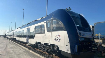 Cum arată primul tren electric regional PESA prezentat la Oradea. Are trei vagoane și poate atinge o viteză de 160 km/oră