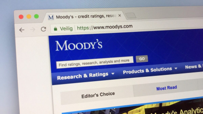 Moody’s a retrogradat vineri ratingul datoriei SUA