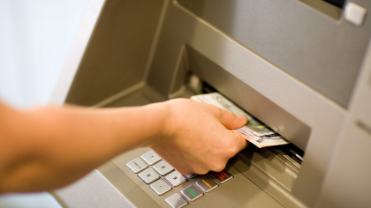 Banii de la stat intră pe card de mâine, 14 mai. Ajutorul vine lunar. Trebuie depus dosar complet