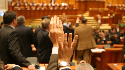 Alţi bugetari „de lux” îşi fac bagajale. Concedieri decise cu vot majoritar, economie de 25 de milioane de lei DOCUMENT