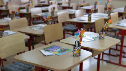 Scandal la o școală din Arad! Cum este posibil ca profesorii și părinții să zugrăvească sălile de clasă?