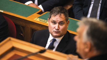 În Ungaria a reizbucnit războiul dintre guvern, care vrea dobânzi mai mici, şi banca centrală, care se teme de inflaţie şi să nu scape forintul de sub control. În Polonia, unde inflaţia s-a stabilizat jos şi economia creşte, banca centrală a redus dobânzile de patru ori anul acesta, iar vechiul conflict dintre politica bugetară şi cea monetară pare uitat
