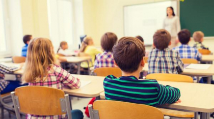 Profesoară din Cluj, sub control judiciar după ce a tras de păr și a jignit o elevă de 10 ani