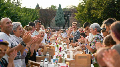 Alba Iulia a intrat, pe 13 septembrie, în Guinness World Records pentru cea mai lungă masă din lume, realizată integral din materiale reciclate