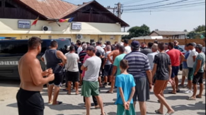 Revoltă pentru apă, într-o comună din România. Ministrul Agriculturii certat de localnici: “Apa e de la Dumnezeu, nu are de ce să fie taxată. Dați în scris la Primărie că nu ne luați banii.”
