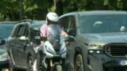 Reguli noi în traficul din România. Motocicletele și scuterele vor putea merge pe banda specială pentru autobuze