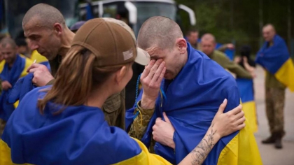 Sute de prizonieri s-au întors acasă, în a doua etapă a schimbului „1000 pentru 1000” între Rusia și Ucraina. Cel mai tânăr dintre ei are 25 de ani
