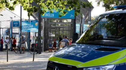 Germania își transformă piscinele publice în fortărețe cu pază armată și sârmă ghimpată. Val de infracțiuni sexuale