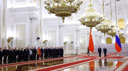 „Prietenul vechi” Putin l-a primit pe „prietenul drag” Xi Jinping cu covor roșu și fanfară. Ce au discutat cei doi la Moscova
