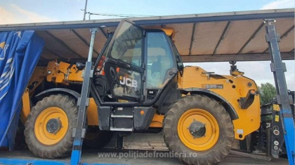 Tractoare de lux fără acte, ascunse în TIR-uri, descoperite pe șoselele României: antemergătorul unui transport a fost prins cu drona