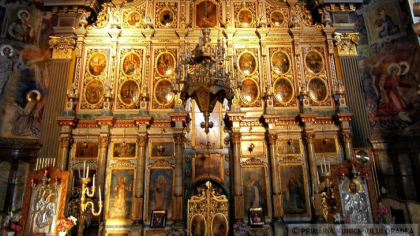 85% dintre români se consideră religioși. Cine merge la biserică și cum se leagă religia de opțiunile politice