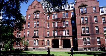 Donald Trump dă o nou lovitură Universităţii Harvard şi îi retrage certificarea pentru studenţi străini. „Cei deja înscriși trebuie să se transfere”