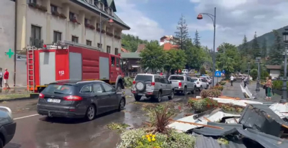 Sinaia, lovită de furtună. Traficul a fost restricționat din cauza copacilor căzuți
