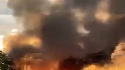 Incendiu puternic la o casă din Ghimbav, județul Brașov. 25 de persoane s-au autoevacuat din locuințele aflate în pericol