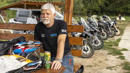 Ce a făcut președintele ceh Petr Pavel în vacanța pe motocicletă din România. A salvat un om care avea o criză de epilepsie, a văzut urși, a făcut baie în lac și cumpărături la supermarket: „E o țară superbă”