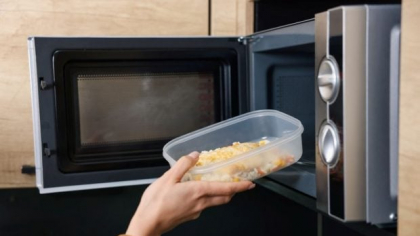 Cât de sănătos este să încălzeşti mâncarea în recipiente de plastic