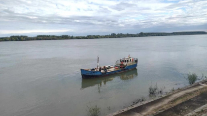 Şapte persoane aflate pe o barcă în derivă pe Dunăre, salvate de pompierii militari