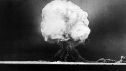 16 iulie: A avut loc primul test nuclear, denumit Trinity, realizat cu o bombă pe bază de plutoniu