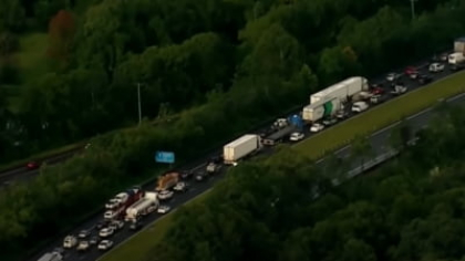 Sute de mașini au rămas fără cauciuri după ce 750 kg de resturi metalice ascuțite au ajuns pe o autostradă importantă VIDEO