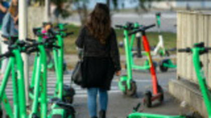 Un primar a anunțat că va interzice trotinetele electrice închiriate după moartea unui băiat de 15 ani