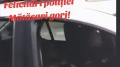 Doi polițiști sunt cercetați după ce au fost filmați dormind în mașină. Șefii lor amenință cu sancțiuni disciplinare