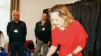 Elena Lasconi: Am votat cu sufletul împăcat şi cu speranţa că România îşi va păstra direcţia europeană