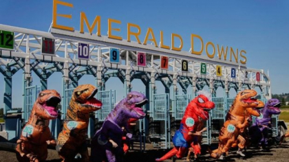 Cum au fugit 300 de dinozauri gonflabili într-o cursă de la Campionatul Mondial T-Rex | VIDEO