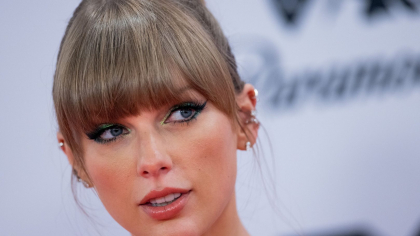 Taylor Swift a urcat pe scenă la evenimentul lui Travis Kelce și a dat totul peste cap: „Shake It Off” a răsunat în toată sala! (FOTO)