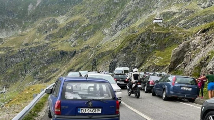 O mașină a căzut în gol, pe Transfăgărășan: o persoană încarcerată. Un elicopter SMURD a fost direcționat la locul accidentului