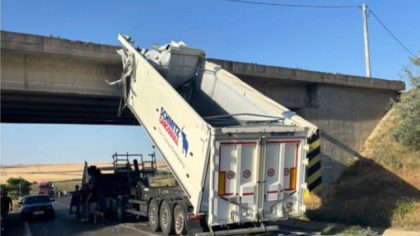 Șofer român de TIR, accident ca în Final Destination la Sibioara, în Constanța: i s-a ridicat bena înainte de un pod și a zburat cu cabina