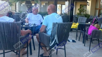 Sorin Oprescu relaxat, la masă cu prietenii, pe terasa unui hotel din Grecia. Fostul primar fugar nu poate fi extrădat 