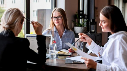 Ghid pentru primul job: 4 pași pentru a construi o imagine profesională de impact 