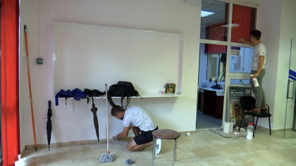 Curățenie generală în căminele studențești din Iași. Tinerii care participă au cazare gratuită o lună