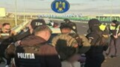 Doi tineri din Olt au jefuit un bărbat care câștigase 10.000 de lei la păcănele. Au fost prinși într-un taxi spre Craiova
