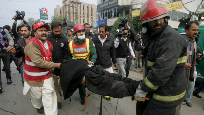 Atentat sinucigaş în Pakistan: 16 soldaţi ucişi și șase copii uciși