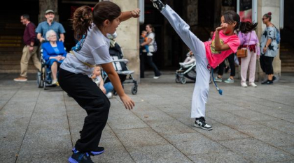 Brazilia: Mișcarea cunoscută sub numele de capoeira ameliorează simptomele de Parkison