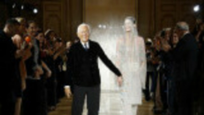 Când va reveni pe podiumul de la Milano Giorgio Armani, după ce o problemă de sănătate l-a ținut departe de prezentări