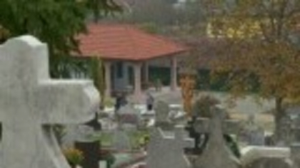 Primăria din România care vrea să interzică coroanele de flori în cimitire. Măsura ar reduce masiv cantitatea de deșeuri