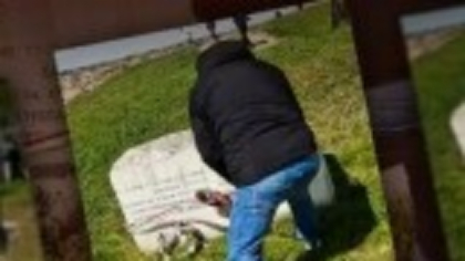 Un român a rupt steagul ungar de pe un monument din Belgrad și a pus în loc o panglică românească: Ne fură istoria peste tot
