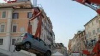 Un bărbat de 80 de ani a rămas blocat cu mașina pe celebrele Trepte Spaniole din Roma. FOTO