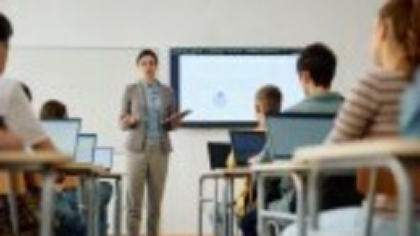 Școlile din Italia impun restricții noi cu privire la codul vestimentar. Regulile sunt mai dure cu fetele decât cu băieții