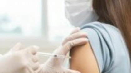 Două angajate ale unei clinici care au făcut vaccinuri fictive în pandemie, condamnate să muncească la biserică
